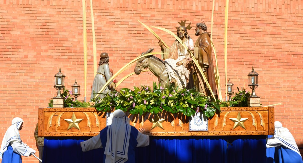 Alumnos y ex-alumnos acompañaron a la Burrica en la procesión del Domingo de Ramos