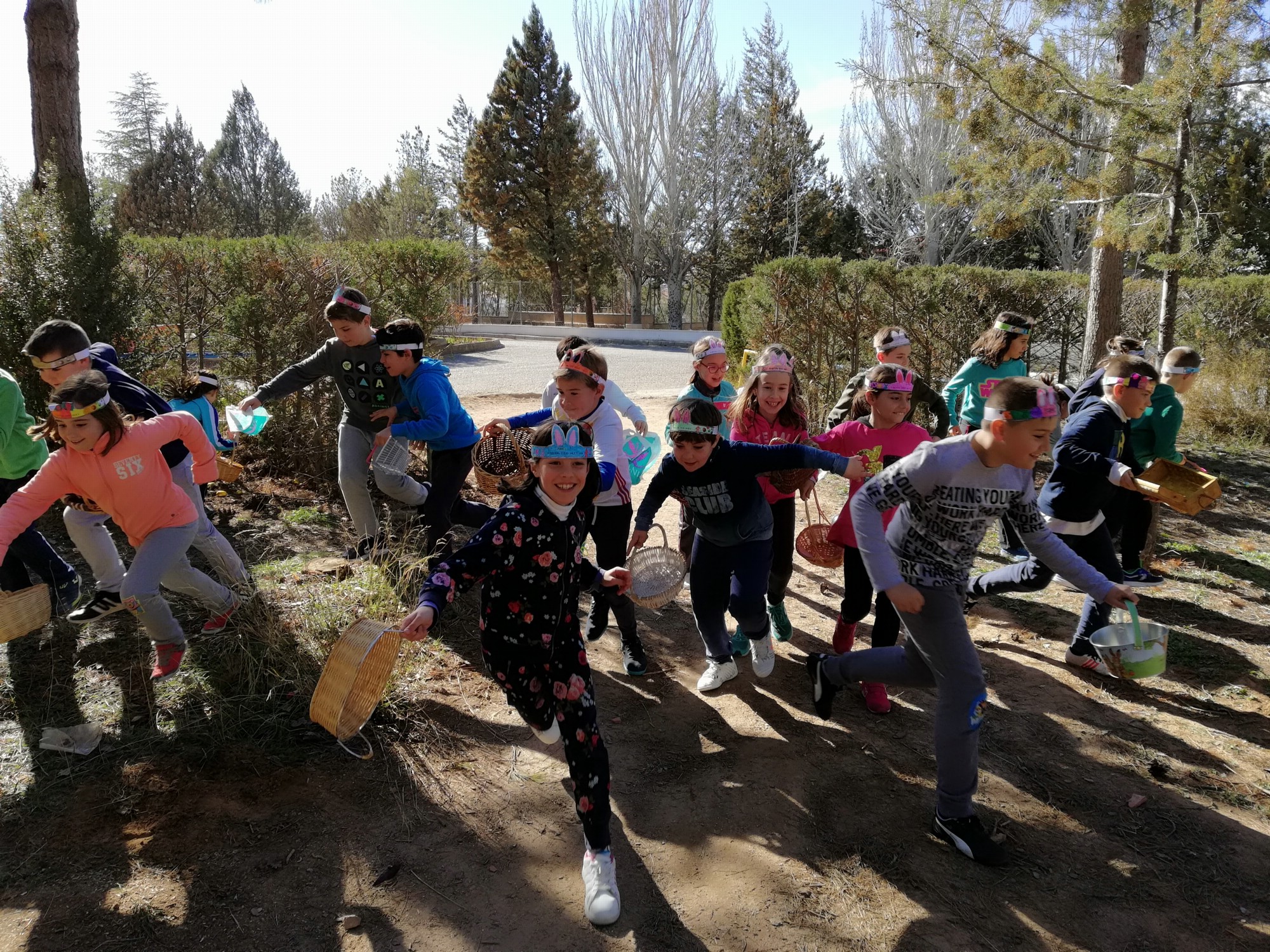 Los alumnos de Infantil y Primaria disfrutan buscando huevos de Pascua