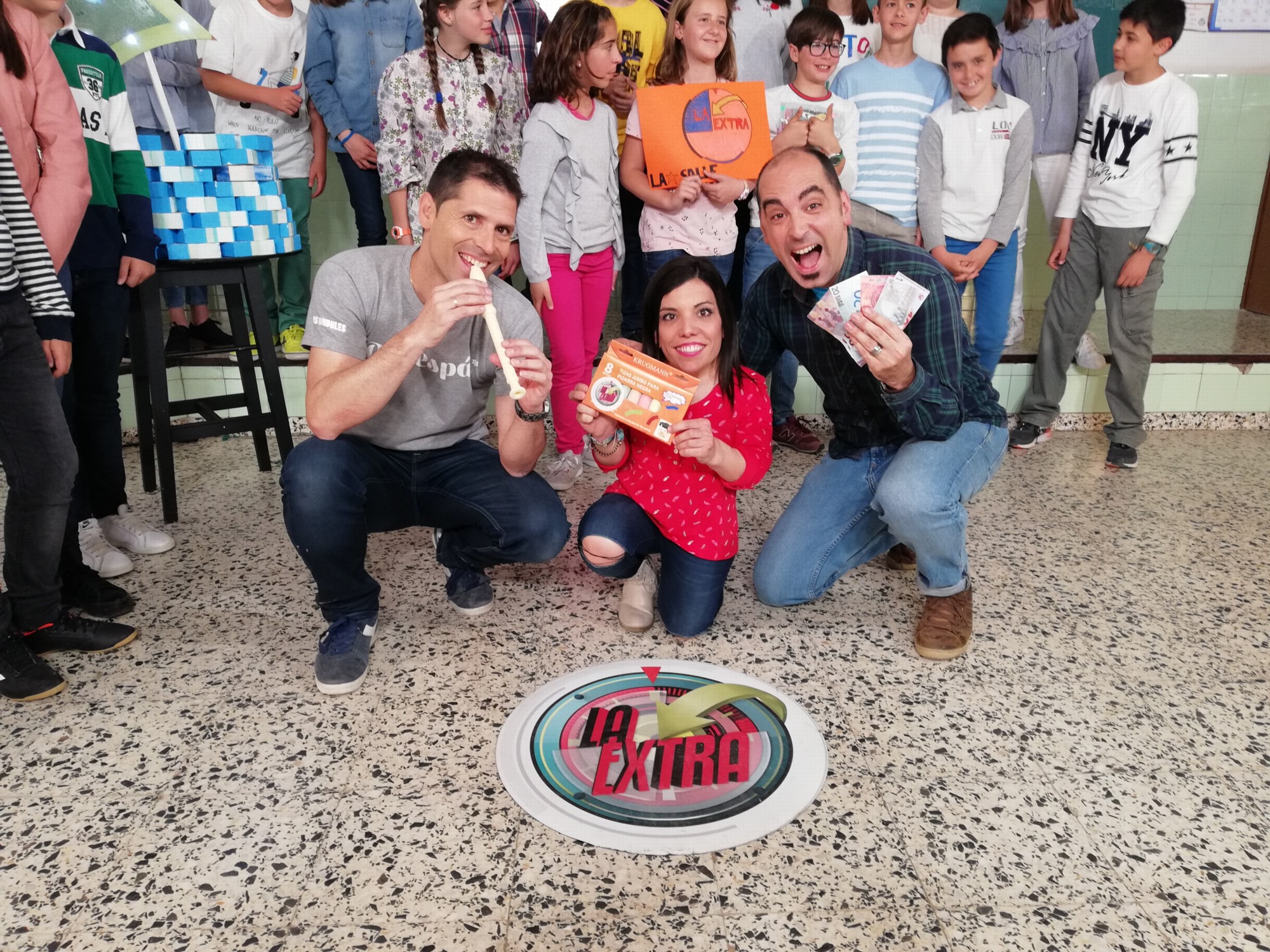 Los profes Pedro, Iván y Elena concursan en el programa de TV “La extra”