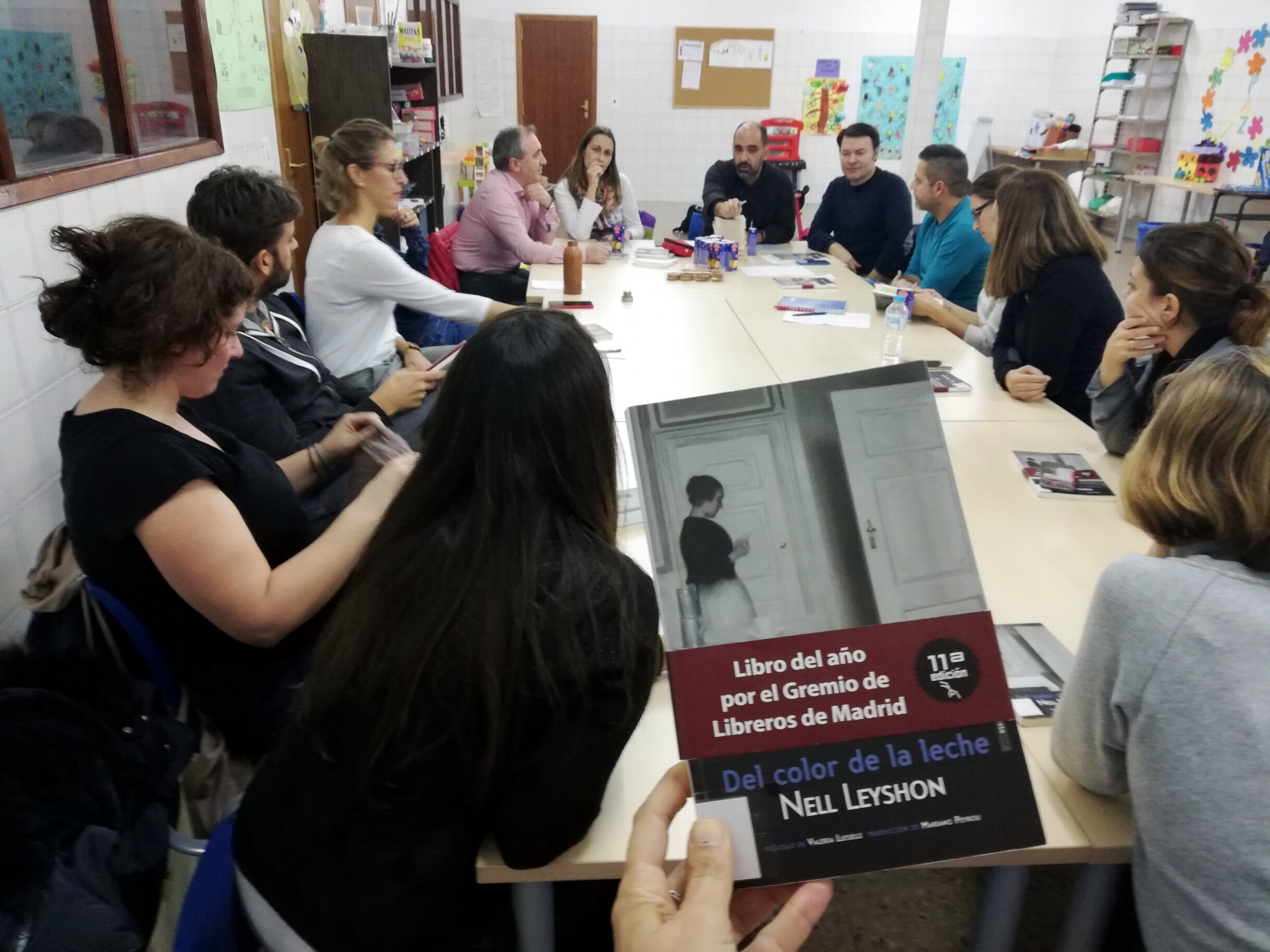 Fructífera primera reunión del club de lectura de madres y padres