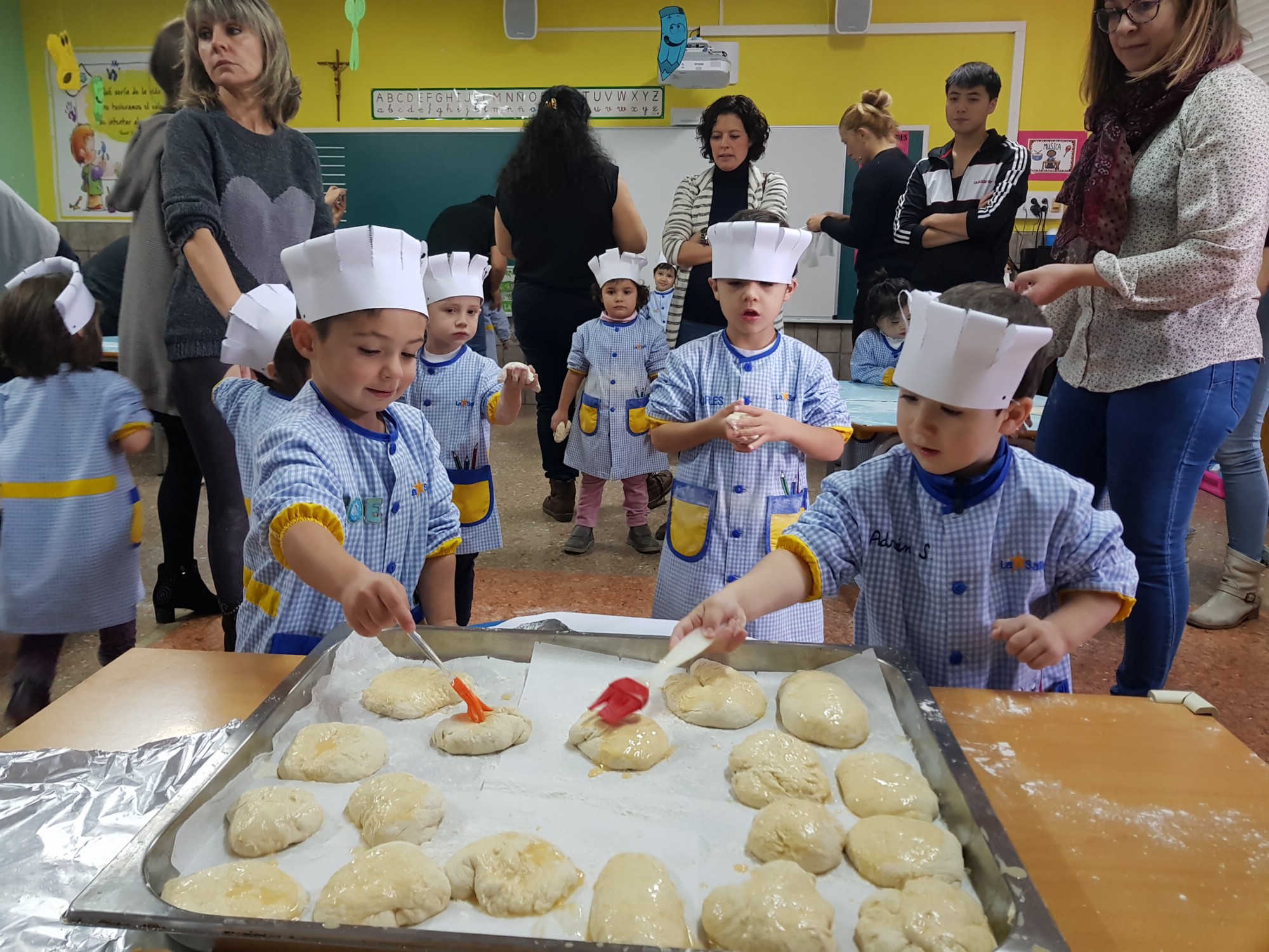 Los alumnos de infantil se convierten en panaderos por un día
