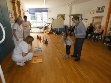 Convivencia entre niños de Infantil y ancianos del centro de día