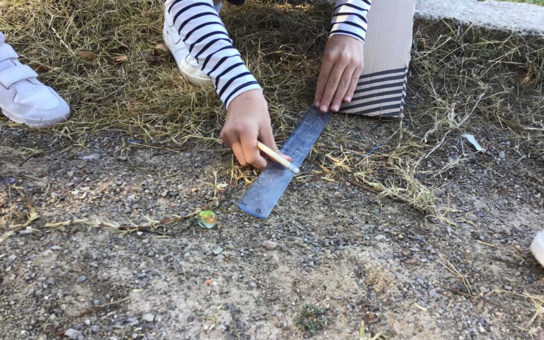 Comprobando la fuerza de rozamiento en el seminario de naturales de 5º.