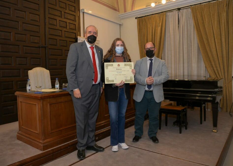 Carmen Gómez, alumna de secundaria, recibe el premio del concurso San Jorge de Pintura
