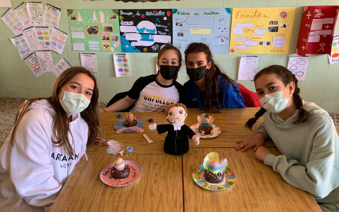 Creando una Mona de Pascua en clase