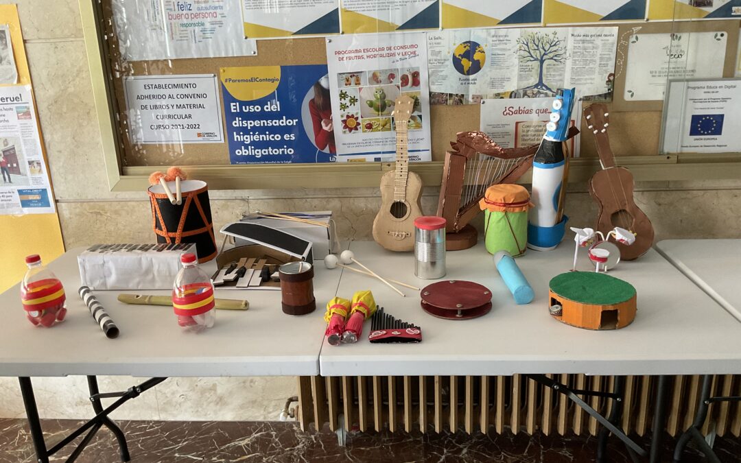 Exposición de instrumentos musicales con materiales reciclados