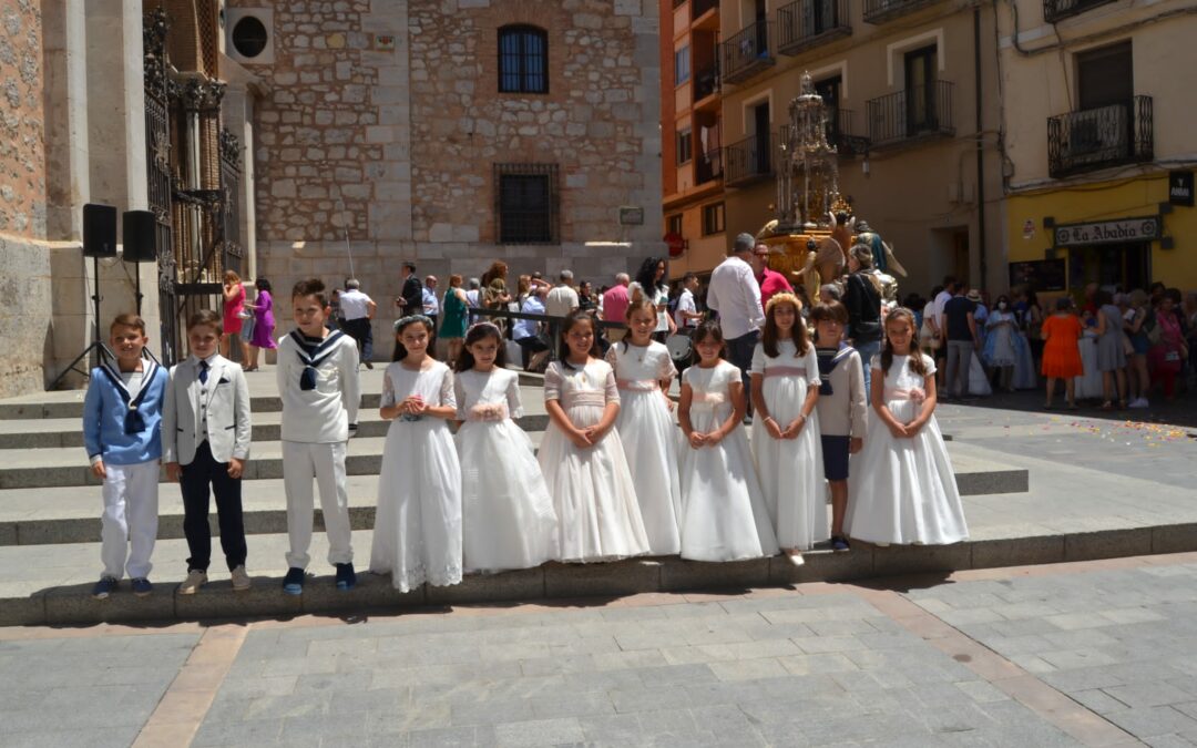 Varios alumnos participan en la procesión del Corpus