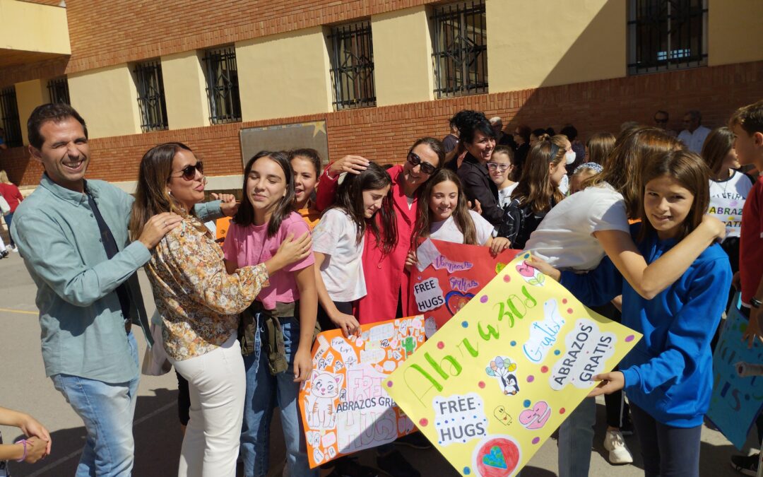 El alumnado de sexto regala abrazos como parte de su proyecto “Dichosos derechos”