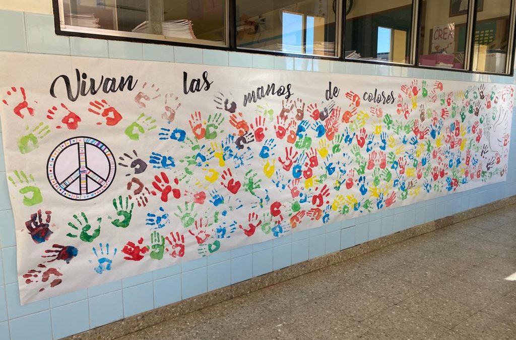 El colegio La Salle apuesta por los gestos con valores y las manos de colores