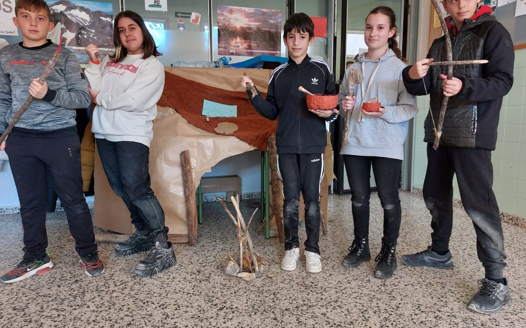 1º ESO se adentra en la vida de la Prehistoria con “CLANES”