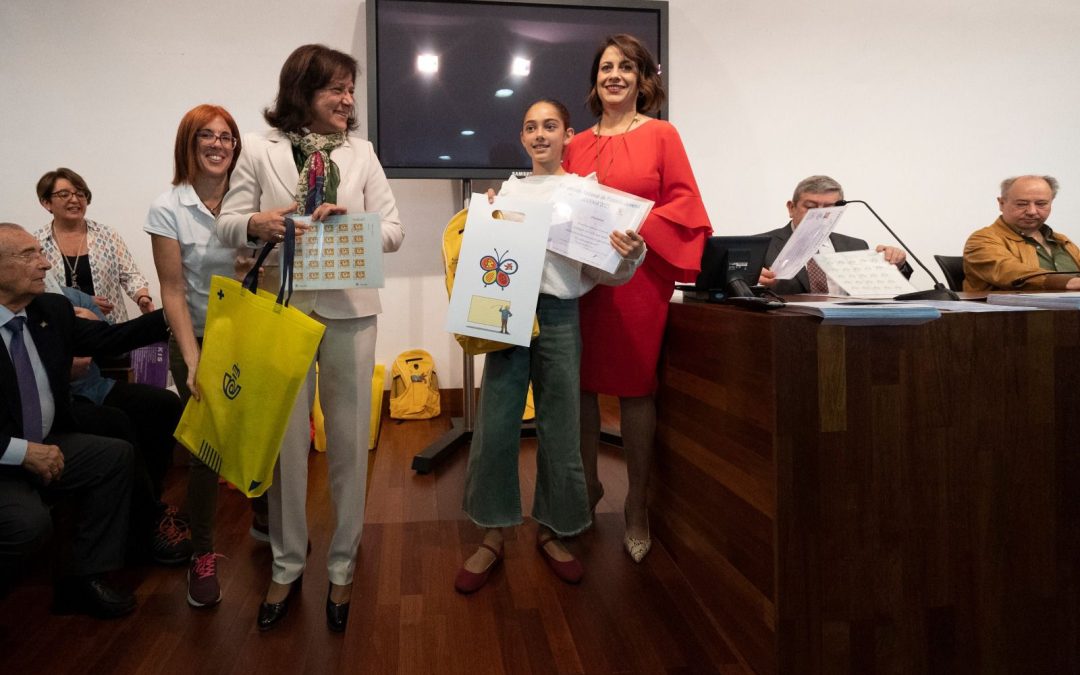 Ariadne Sánchez recibió su premio como ganadora de Primaria de ‘Un sello para Teruel’