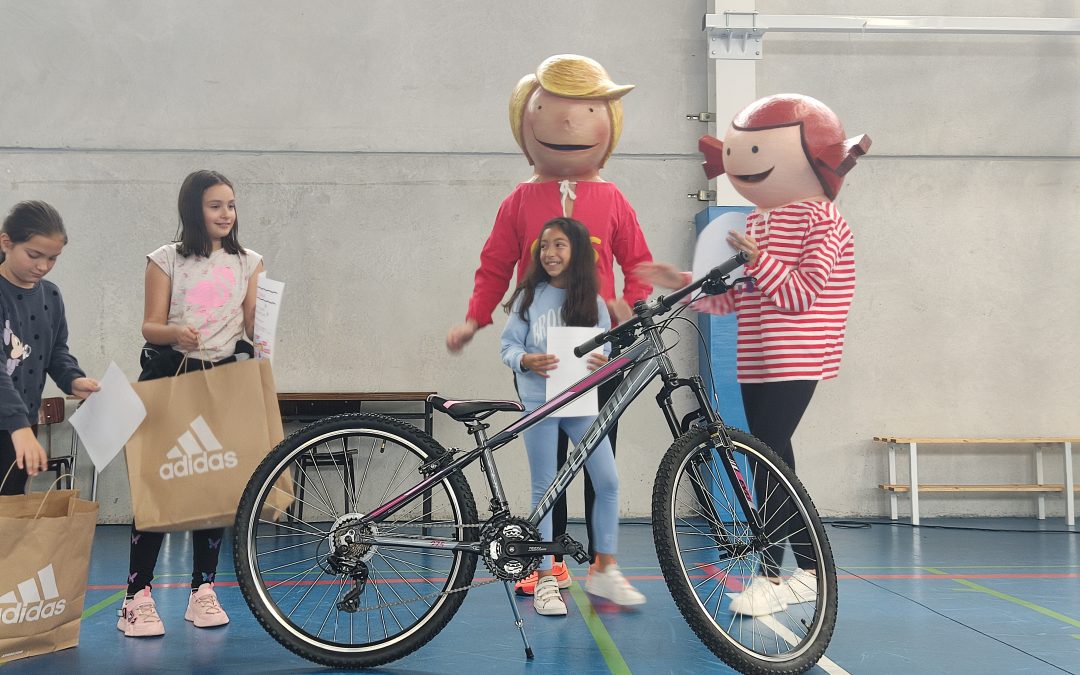 Tina y Gus entregan los premios del concurso de dibujo