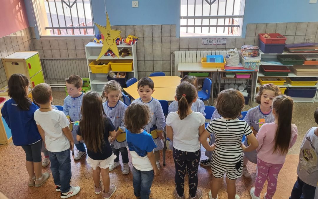 El alumnado de 3º Infantil da la bienvenida a nuestro colegio a los nuevos alumnos de 1º