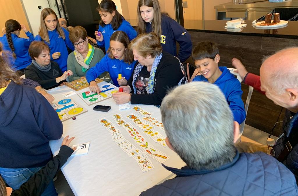 Los alumnos de 6º viven una mañana mágica con sus abuelos y abuelas