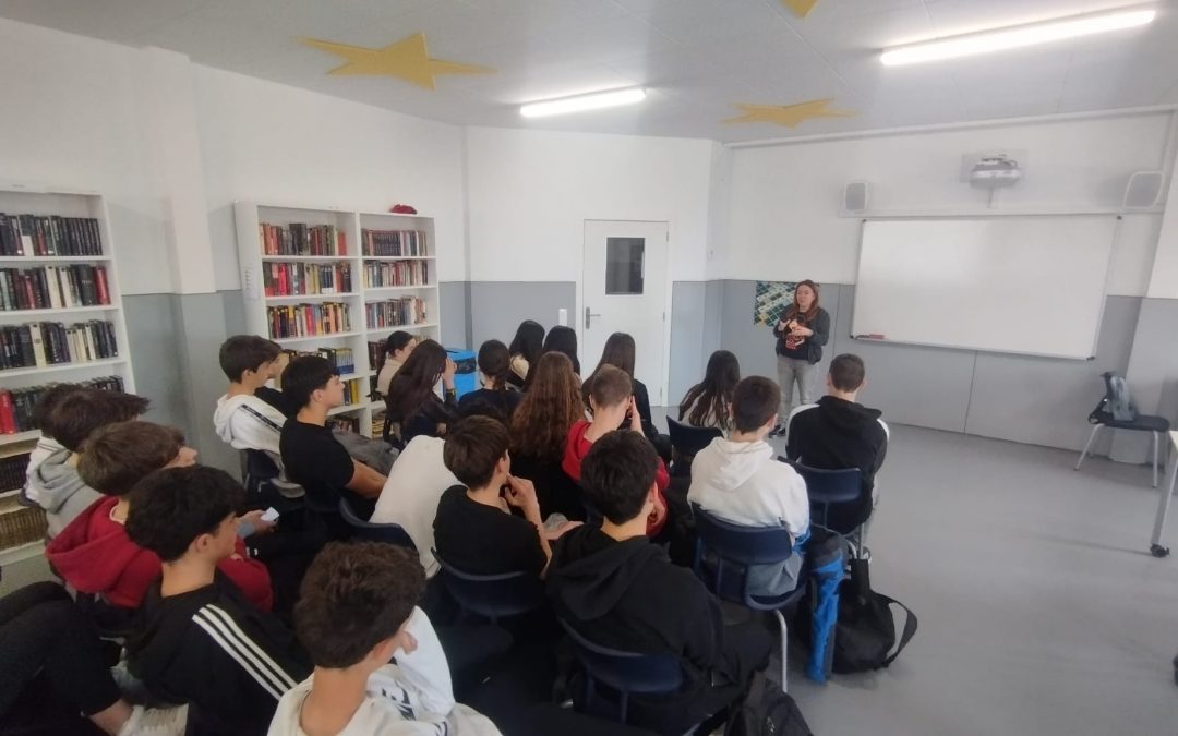 LA PERIODISTA MARI CRUZ AGUILAR PRESENTA SU LIBRO “OCULTOEN LA MIRADA” AL ALUMNADO DE 4º DE LA ESO DE LA SALLE