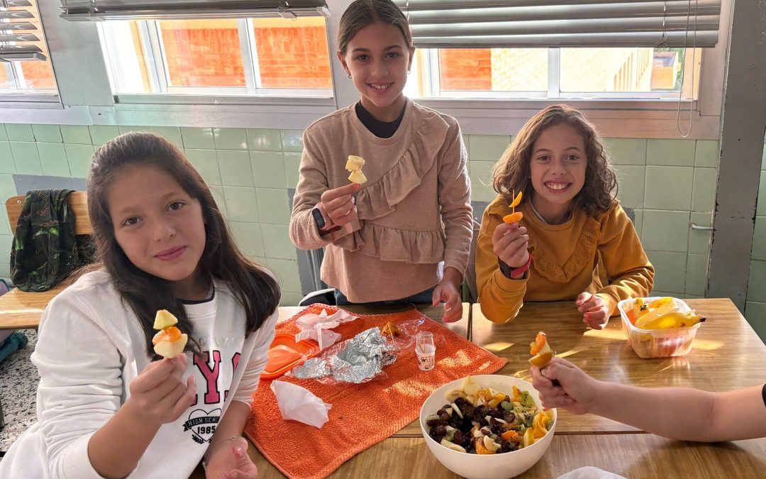 LOS ALUMNOS DE 5º PRIMARIA CREAN SU PROPIA MACEDONIA DE FRUTAS