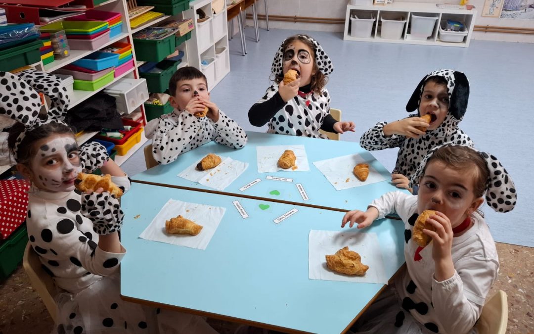 niños disfrazados comiendo el almuerzo solidario